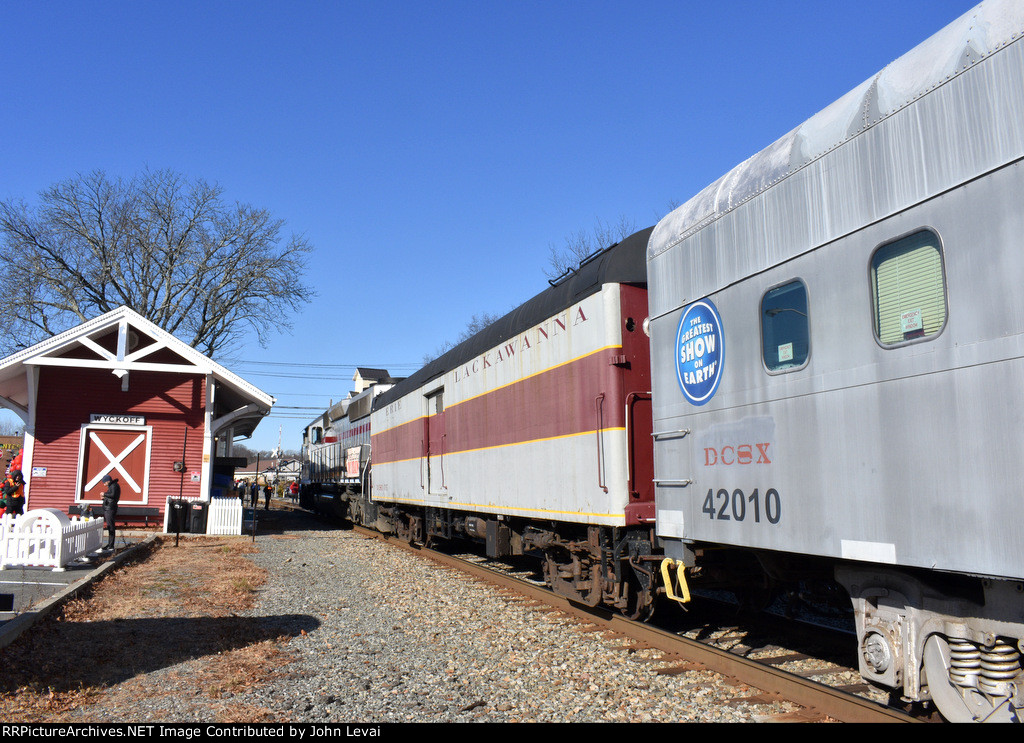 TFT train with Erie Lackawanna Power(Kitchen) Car behind SD40-2 # 3024 during the layover in Wyckoff 